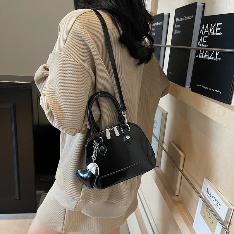 Stylish and fashionable hand-held shell bag for women, a new summer 2025 simple single-shoulder bag, a trendy and casual niche crossbody bag Specification drawing