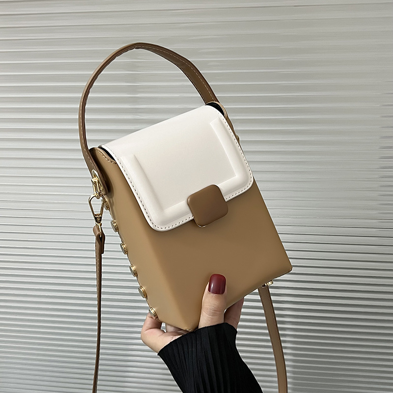 A new 2024 Korean-style niche women's handbag with contrasting colors, fashionable and trendy mobile phone bag, high-end commuting and versatile crossbody bag Specification drawing