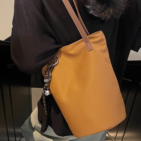 Fashionable solid color simple bucket bag, women's underarm bag, new Korean style niche casual single-shoulder bag, texture handbag details Picture