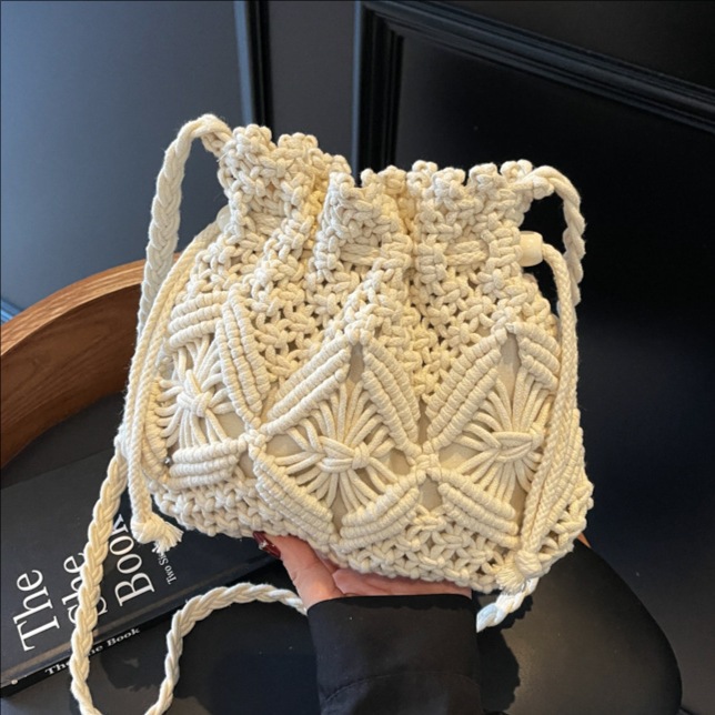 A new summer 2025 fashion and trendy single-shoulder crossbody bag for women, a beach vacation style and beach travel woven bucket bag full figure