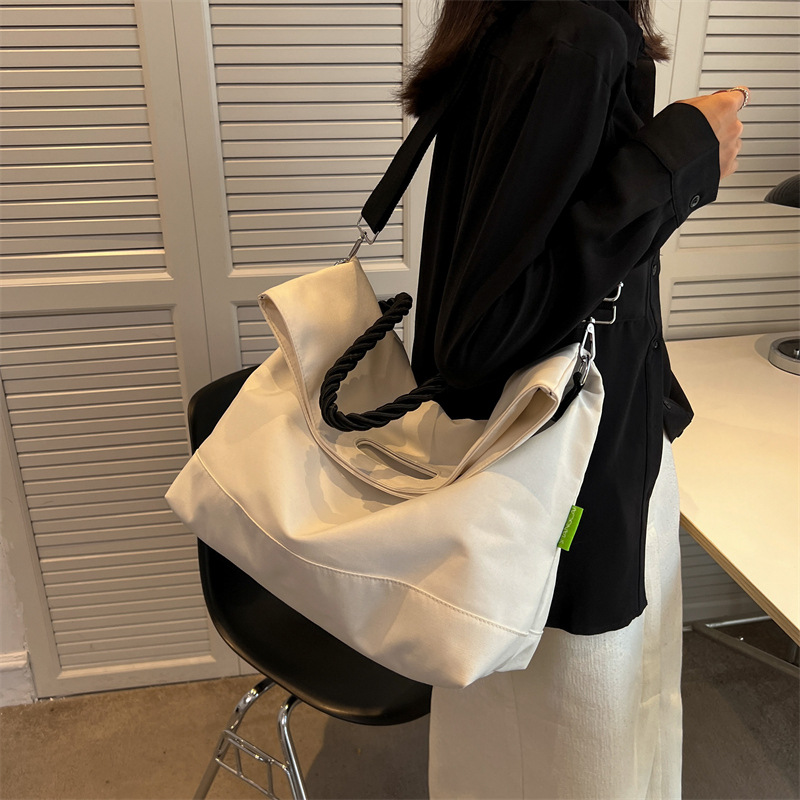 2022 New large-capacity folding single-shoulder bag for women with nylon canvas, fashionable and casual handbag, simple crossbody bag details Picture