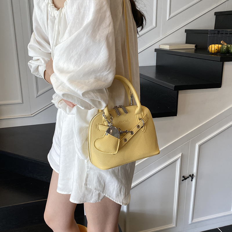 Korean-style high-end hand-held shell bag 2025 new style, fashionable and versatile single-shoulder bag, stylish and light luxury crossbody bag details Picture