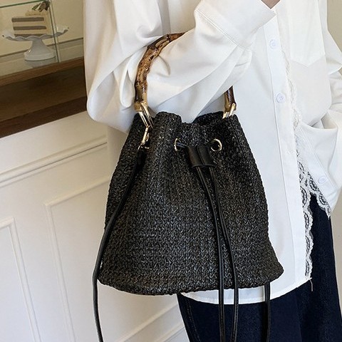 This summer, a new trendy women's woven bag catches the eye with its fashionable hand-held straw woven bag and versatile single-shoulder crossbody bag Specification drawing