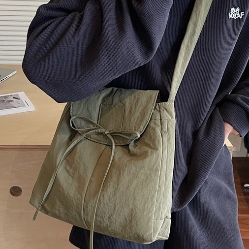 Workwear flap wide shoulder strap postman bag, forest style college style, artistic and dazzling, simple Harajuku strap single-shoulder crossbody bag details Picture
