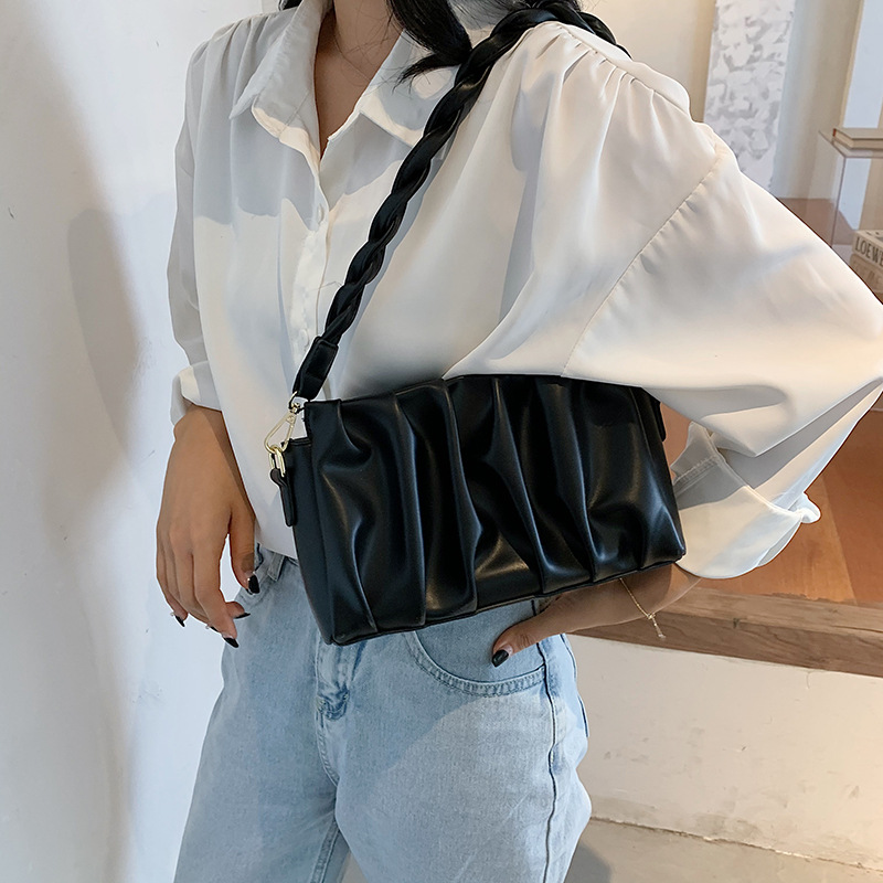 The new 2023 trendy and versatile single-shoulder underarm bag, the Korean version of the popular crossbody small square bag details Picture