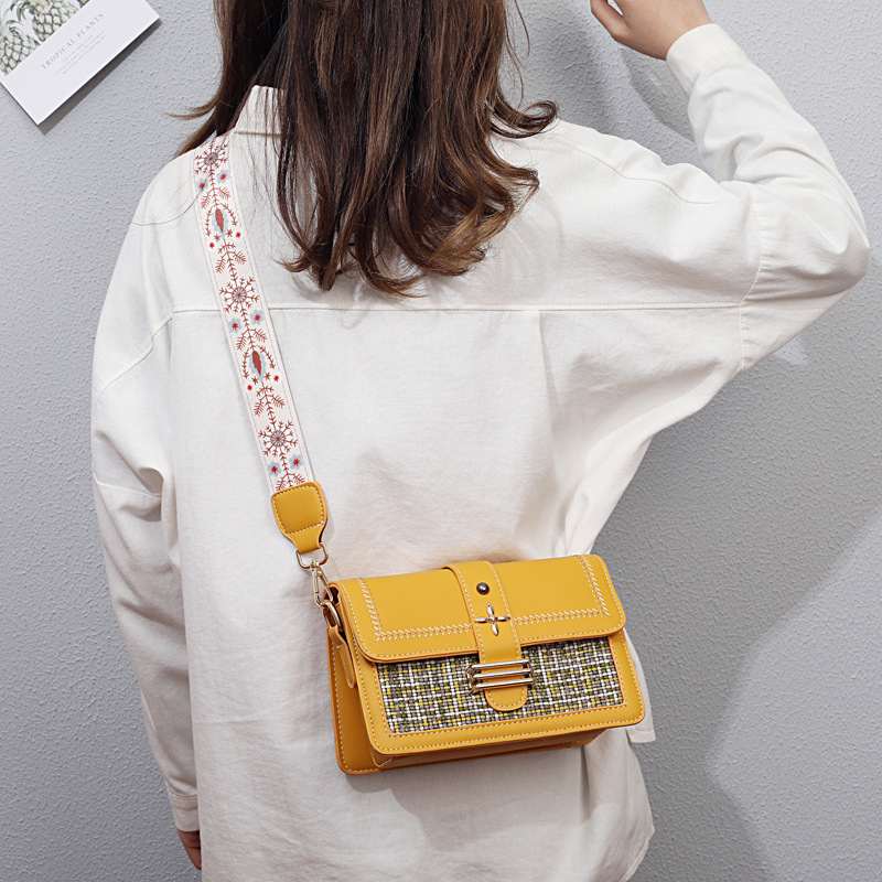 The new Spring/Summer 2022 small square crossbody bag by Bag Girl is fashionable and versatile. It features a checkered pattern and is a trendy Instagram student single-shoulder bag Specification drawing