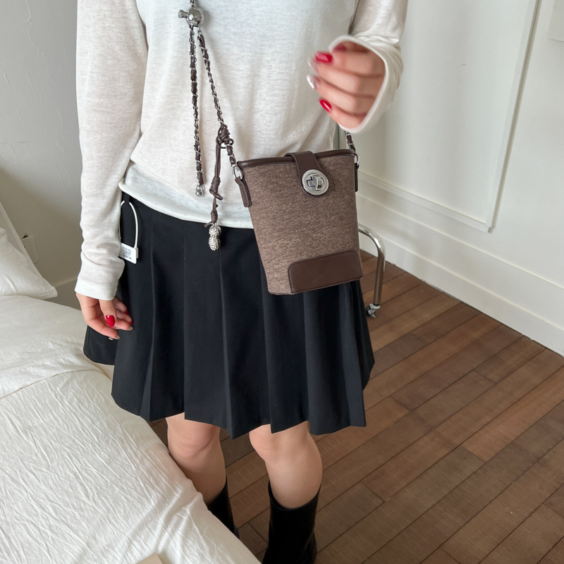 Korean style woven bucket bag for women 2025 summer new trendy bucket bag, fashionable chain single-shoulder crossbody small bag Application Scenario
