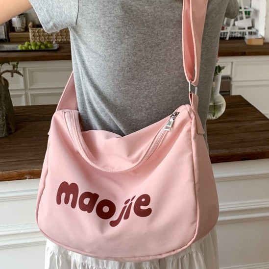 A new trend of large-capacity single-shoulder women's casual bag for spring and summer, a versatile and niche design crossbody bag for travel full figure