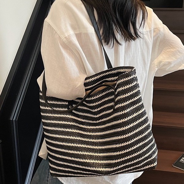 Large-capacity woven bags for women, new trendy flash checkered straw woven bags, shoulder bags, casual hand-held tote bags Application Scenario