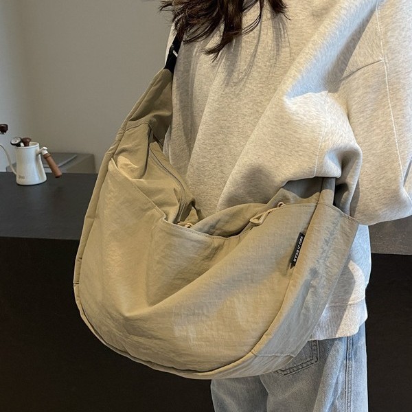 Cross-border crossbody bag 2025 Spring New Style simple, fashionable and versatile commuting dumpling bag, niche design casual single-shoulder bag Application Scenario