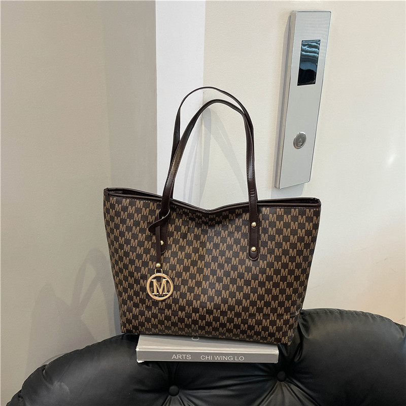 Large-capacity underarm bag for women, new Spring/Summer 2025 trendy printed single-shoulder bag, commuter tote bag, hand-carry bag trend full figure