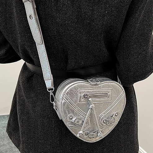The 2024 new trendy heart-shaped motorcycle bag is a sweet and cool rivet single-shoulder bag with a retro and niche design sense Specification drawing