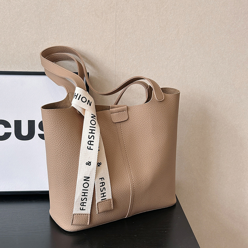 French niche, simple and large-capacity commuter tote bag for women 2023 new style, fashionable and versatile, soft leather single-shoulder large bag full figure