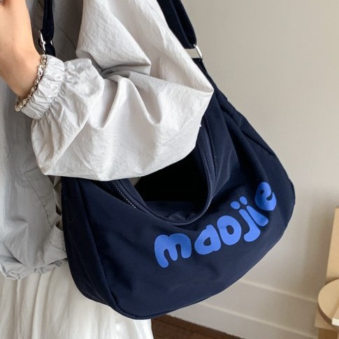 A new trend of large-capacity single-shoulder women's casual bag for spring and summer, a versatile and niche design crossbody bag for travel details Picture