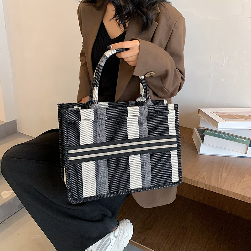 The 2025 new high-end and fashionable large-capacity tote bag, women's striped casual underarm bag, trendy and versatile handbag details Picture