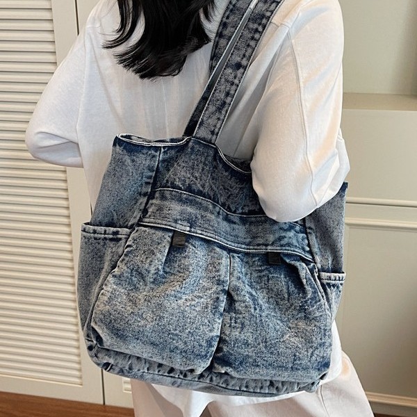 Large-capacity denim lightweight bag for women 2025 new casual design commuter tote bag, versatile pleated shoulder bag Application Scenario