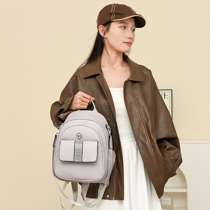 The 2025 new style of fashionable large-capacity student backpack is a versatile small bag for commuting and outdoor activities Specification drawing