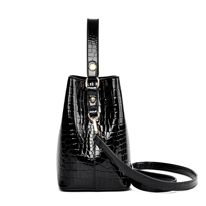 The 2022 new style of fashionable bucket bag for women from foreign trade shiny leather Bag is high-end and elegant. It is a single-shoulder women's crossbody bag with crocodile pattern details Picture