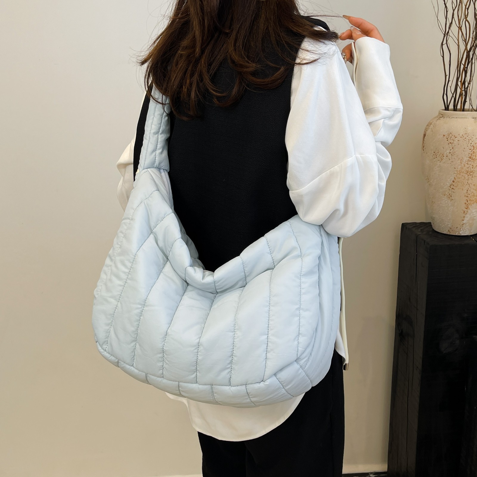 The 2024 new autumn and winter collection of cloud bags, women's pleated, unique, artistic, large-capacity tote bags, commuting cotton-padded jackets and crossbody bags are all trendy Application Scenario
