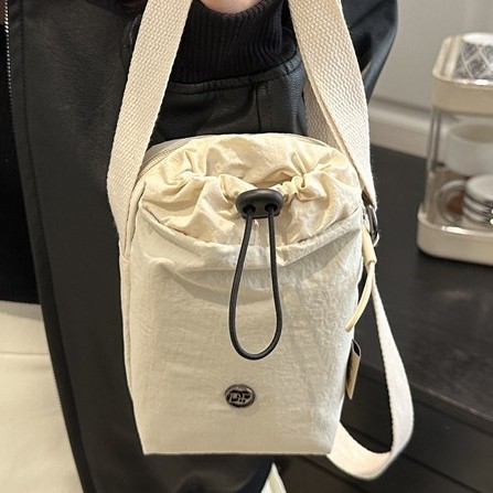 The new casual phone bag for 2025 is simple, fashionable and versatile. It is a single-shoulder crossbody bag made of water-resistant nylon fabric details Picture