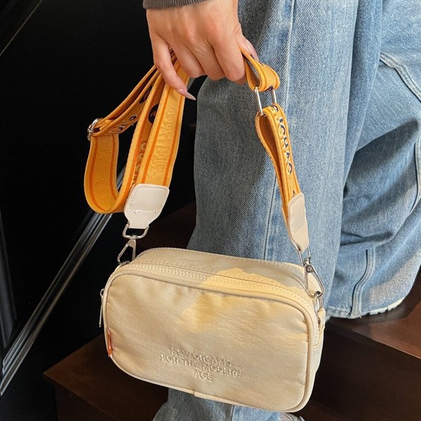 Casual small square bag for men and women, niche and eye-catching single-shoulder bag, fashionable Japanese-style crossbody phone bag Application Scenario