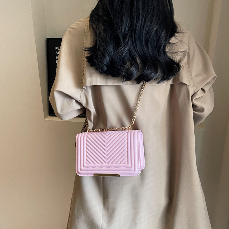 Personalized diamond-shaped fashionable and high-quality women's bag 2023 new style, retro and elegant single-shoulder armpit bag, fashionable single-shoulder small square bag Application Scenario