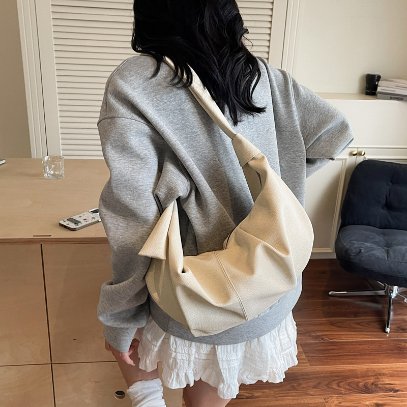 Cross-border pleated crossbody bag with a high-end feel, niche dumpling bag, large capacity, Korean-style versatile underarm bag, trendy single-shoulder bag details Picture
