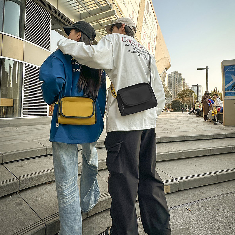 2025 New style fashionable couple single-shoulder bag with high appearance level, solid color, cool and trendy three-dimensional single-shoulder crossbody bag, casual bag full figure