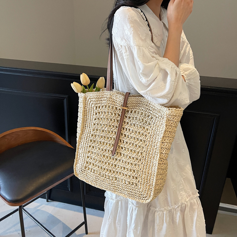 Woven straw bag for women 2025 New style, fashionable and simple, large-capacity single-shoulder bag, casual commuting tote bag for women Application Scenario