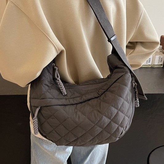 The new 2024 autumn and winter collection features a simple diamond-patterned retro high-end single-shoulder bag that is fashionable and versatile, with a large capacity for commuting crossbody full figure