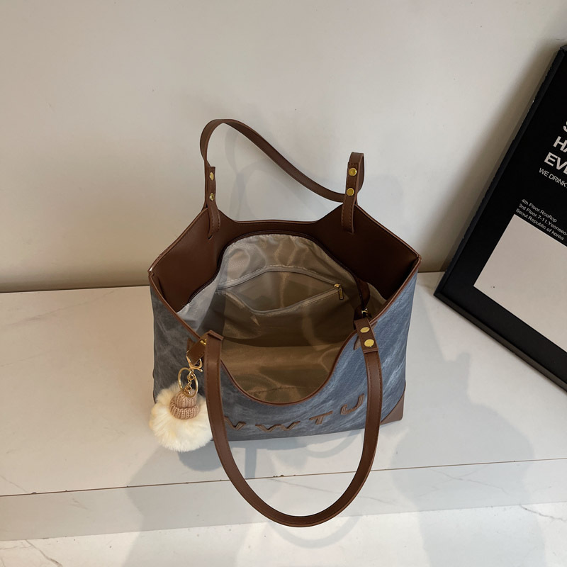 Tote Bag Women 2025 New large-capacity commuter single-shoulder underarm bag, versatile, casual and high-end hand-held large bag Application Scenario