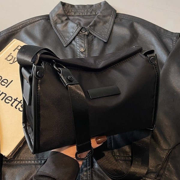 A new large-capacity, niche European and American fashion crossbody handbag with a solid color design and a unisex casual crossbody bag Application Scenario