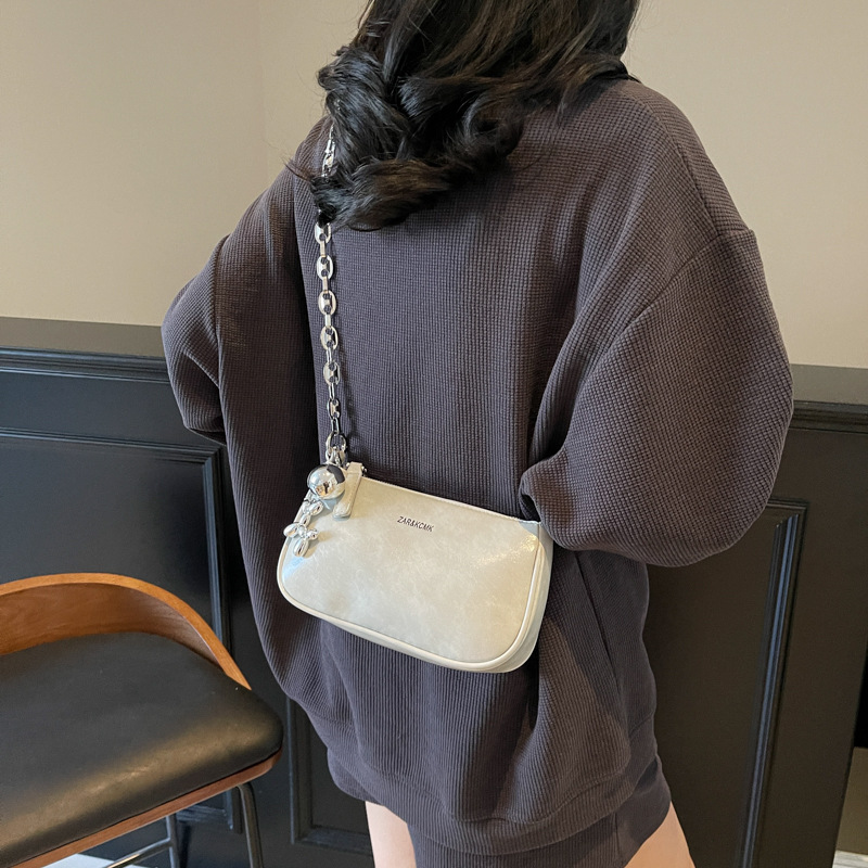 A niche chain-textured trendy underarm baguette bag for women, a new spring 2025 high-end single-shoulder crossbody bag Application Scenario