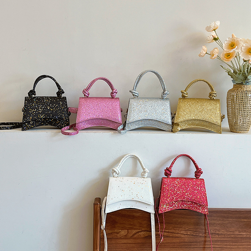 The 2024 new fashion sequined handbag is a versatile commuting single-shoulder crossbody bag with an ins style and a trendy underarm bag Application Scenario