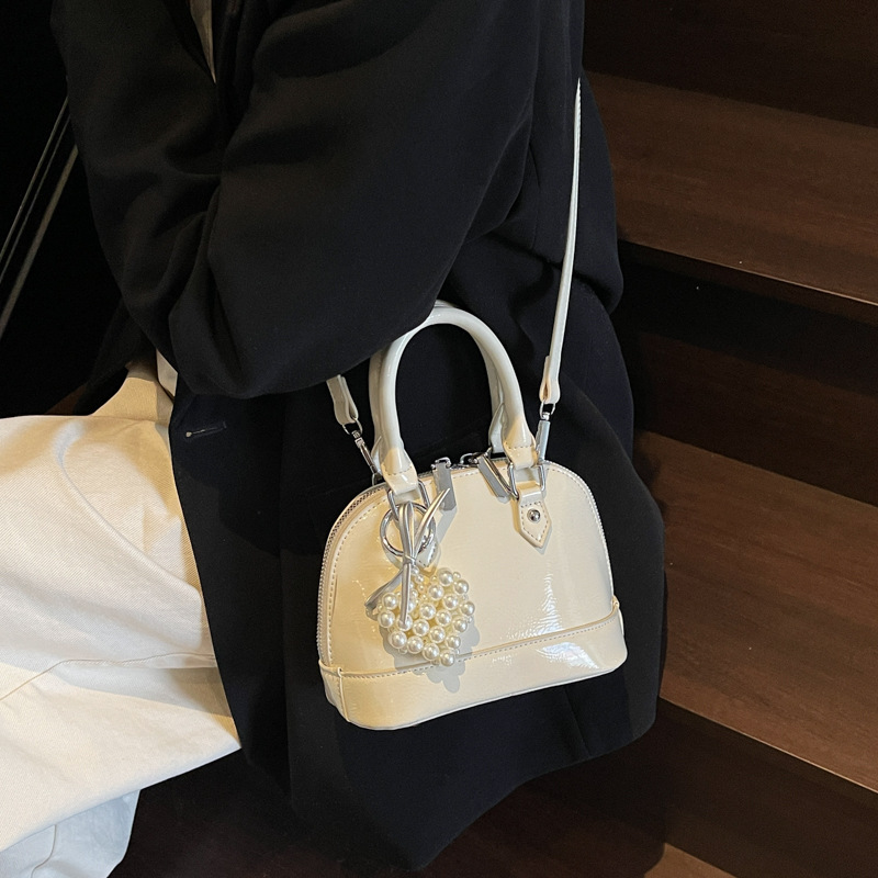 A fashionable solid color, simple and versatile hand-held shell bag for women, a new 2025 light luxury, niche and high-end single-shoulder crossbody bag details Picture