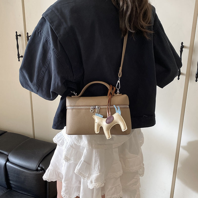 Cross-border fashion high-end hand-held small square bag for women 2025 new simple, fashionable and versatile solid color single-shoulder crossbody bag Application Scenario
