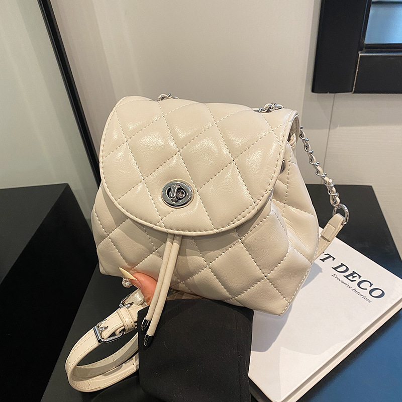 The 2024 new solid color high-end and niche design chain bag for women's fashion is a versatile backpack for small ladies details Picture
