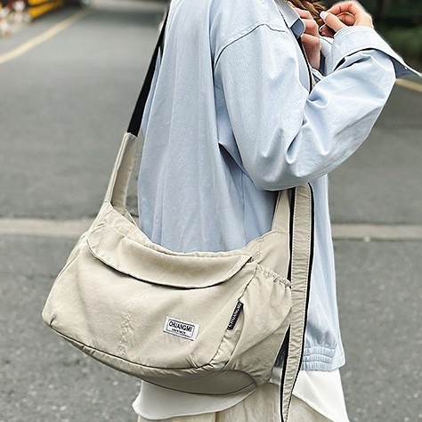 Postman bag, couple single-shoulder crossbody bag, Korean-style casual water-resistant nylon backpack, fashionable travel small crossbody bag Application Scenario