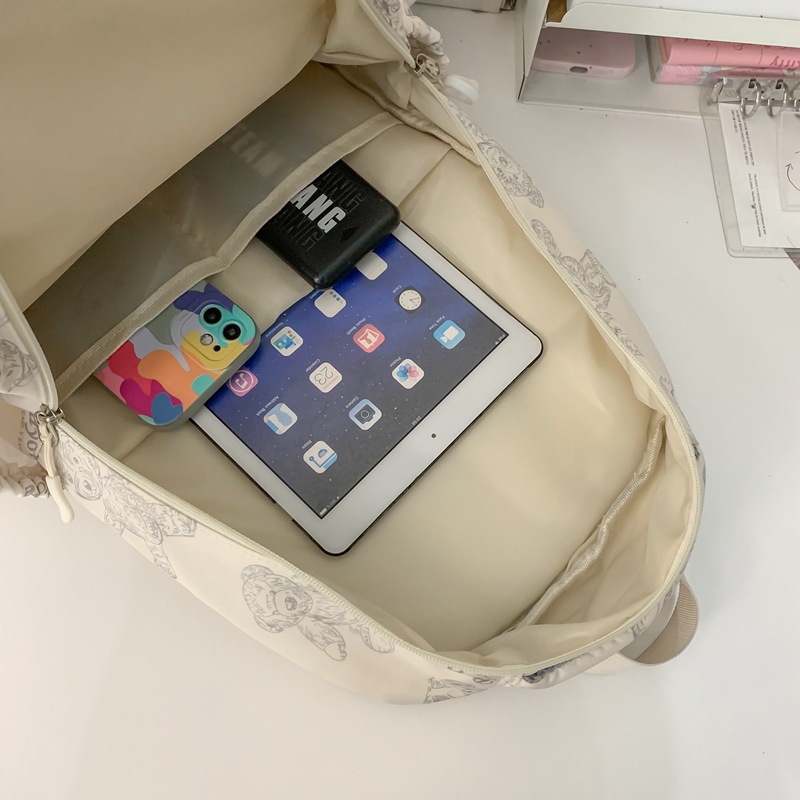 Cross-border Japanese-style Instagram casual backpack for girls, high school and junior high school, large-capacity, high-appearance-level backpack, simple and casual backpack Application Scenario