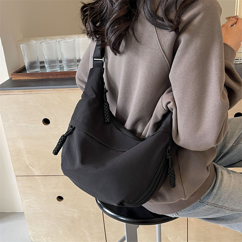 Nylon canvas crossbody bag for women with large capacity 2024 new style simple and lightweight single-shoulder bag for sports and fitness, dumpling bag details Picture
