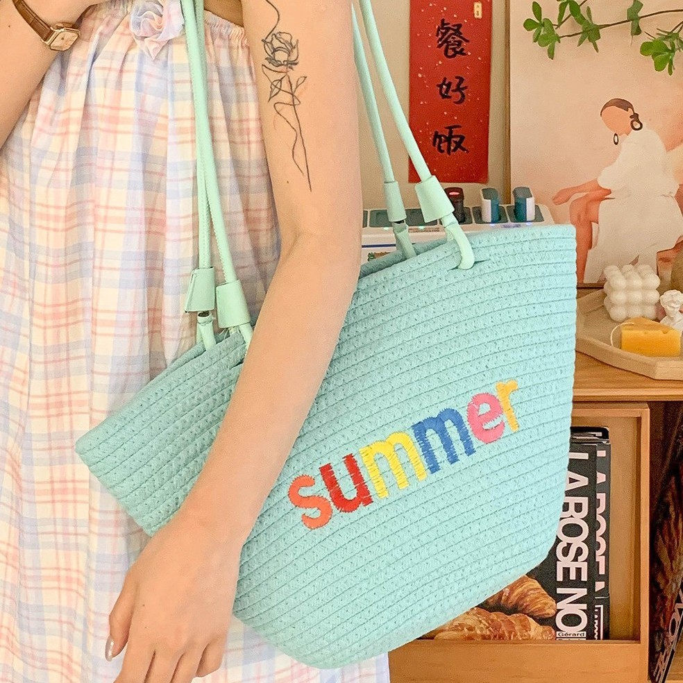 New straw-woven bags for women, seaside vacation, dazzling casual beach bag, fashionable Korean-style large-capacity tote bag Application Scenario