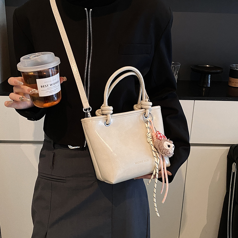 High-end and stylish small bag for women, 2024 new casual and versatile single-shoulder crossbody bag, trendy and fashionable hand-held bucket bag Application Scenario