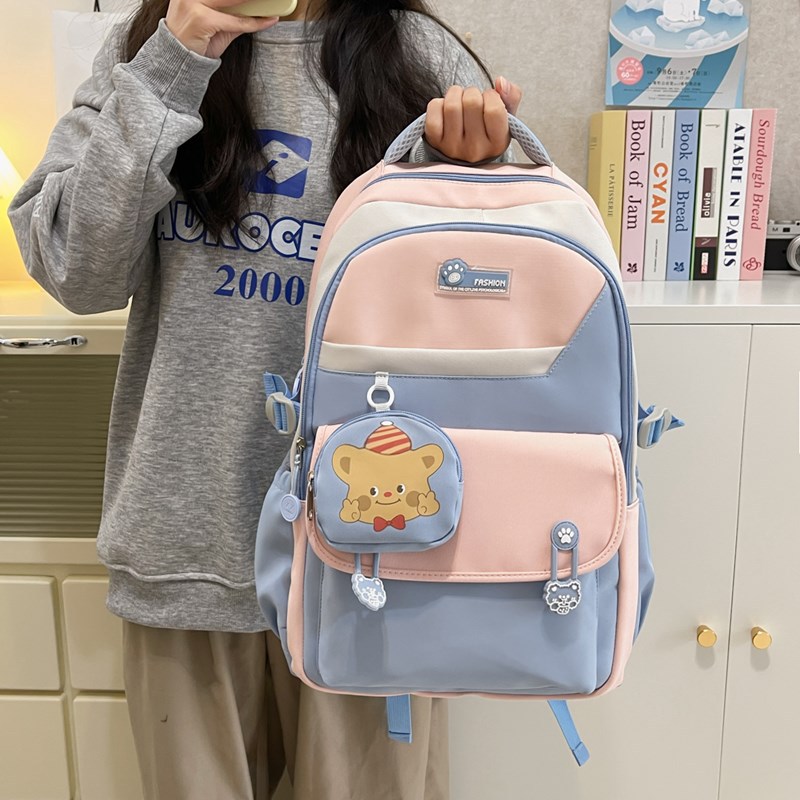 The new large-capacity ins schoolbag with contrasting colors is a simple and versatile backpack for high school and college students with high appearance standards full figure