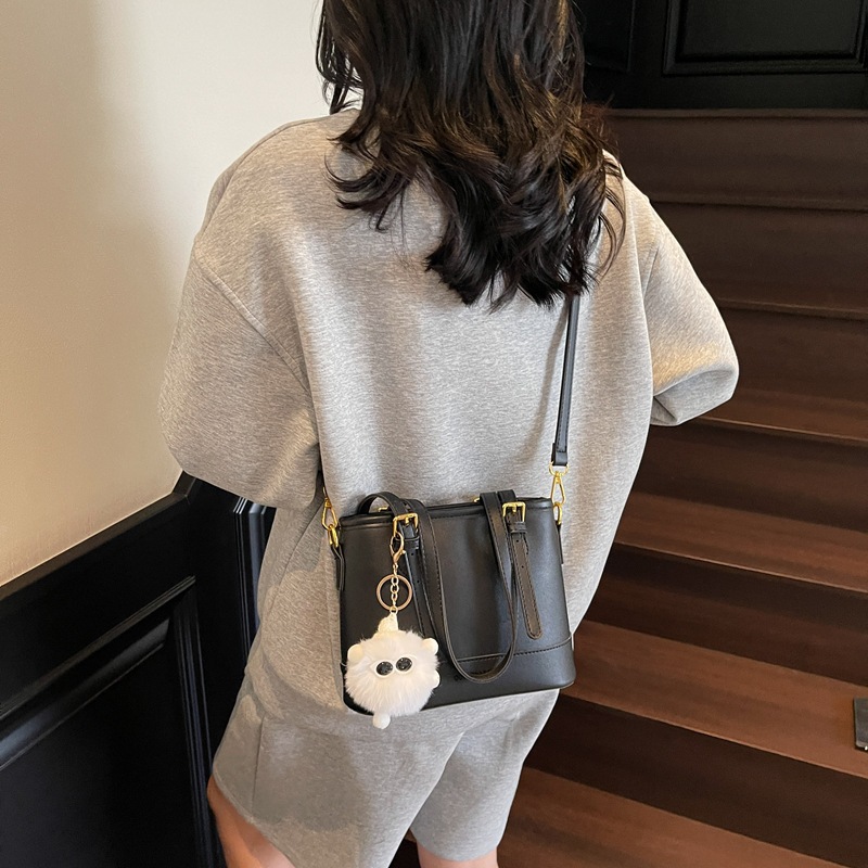 The 2025 new fresh and elegant solid color hand-held bucket bag, a fashionable and niche design for women, is a versatile single-shoulder crossbody bag Application Scenario