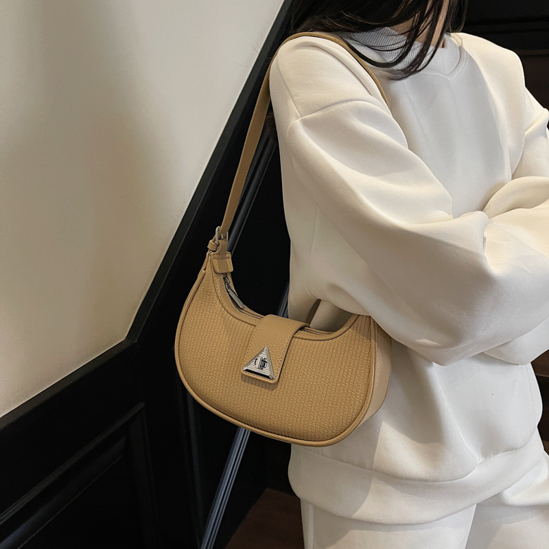 High-end underarm bag for women, 2025 new style, fashionable and high-quality single-shoulder bag, versatile and trendy crescent bag, solid color crossbody bag Application Scenario