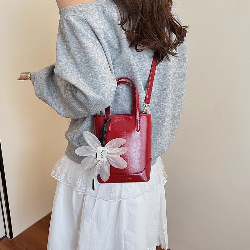 Cross-border flower mobile phone bag for women 2025 Summer, new fashionable hand-held bucket bag, versatile shoulder bag, bestseller crossbody bag Application Scenario