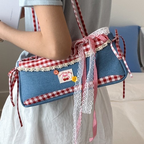 This new niche original design handbag for commuting is eye-catching, versatile, fashionable, cute, and has a high level of appearance. It's a color-blocked women's bag details Picture