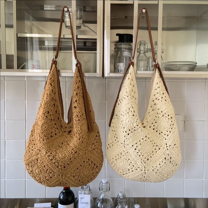 Hollowed-out beach vacation woven bag for women, a new trendy, casual, high-quality, large-capacity single-shoulder bag for commuting in summer 2025 full figure