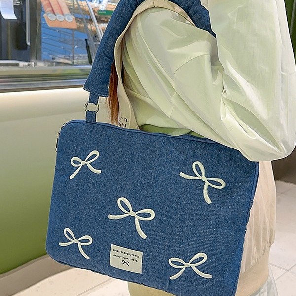Korean ins washed denim embroidered single-shoulder laptop bag, 14-inch notebook bag Application Scenario