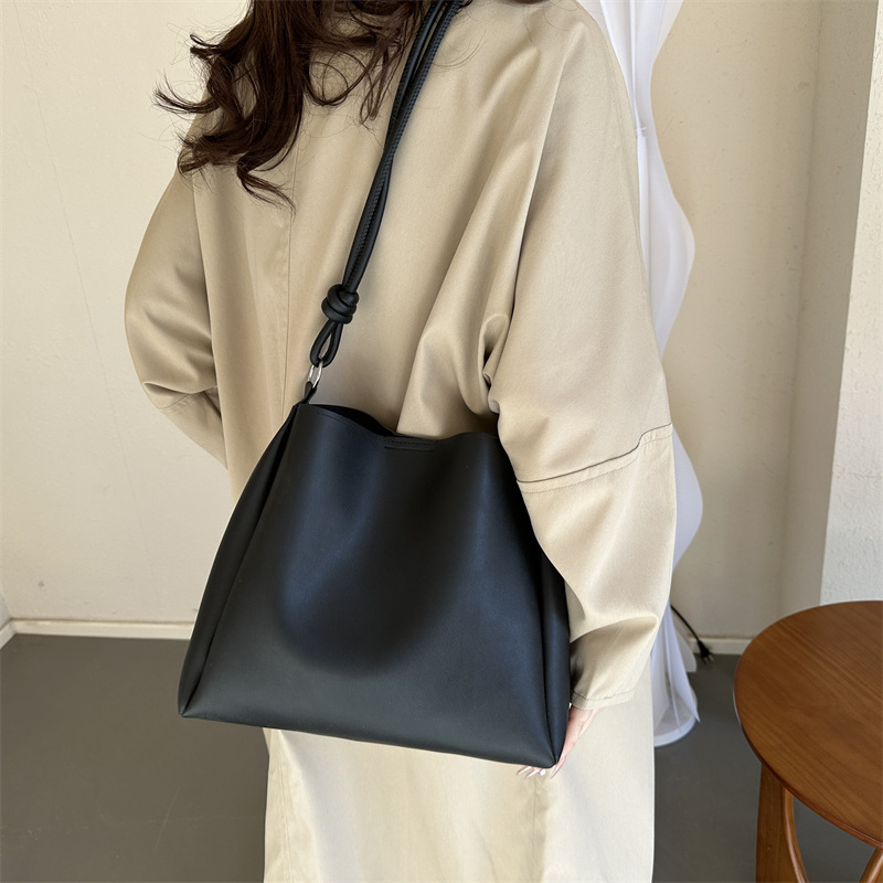 Commuting large-capacity fashionable solid-color mother-and-child bag, women's commuting quality single-shoulder bag, women's 2023 winter bucket bag Specification drawing
